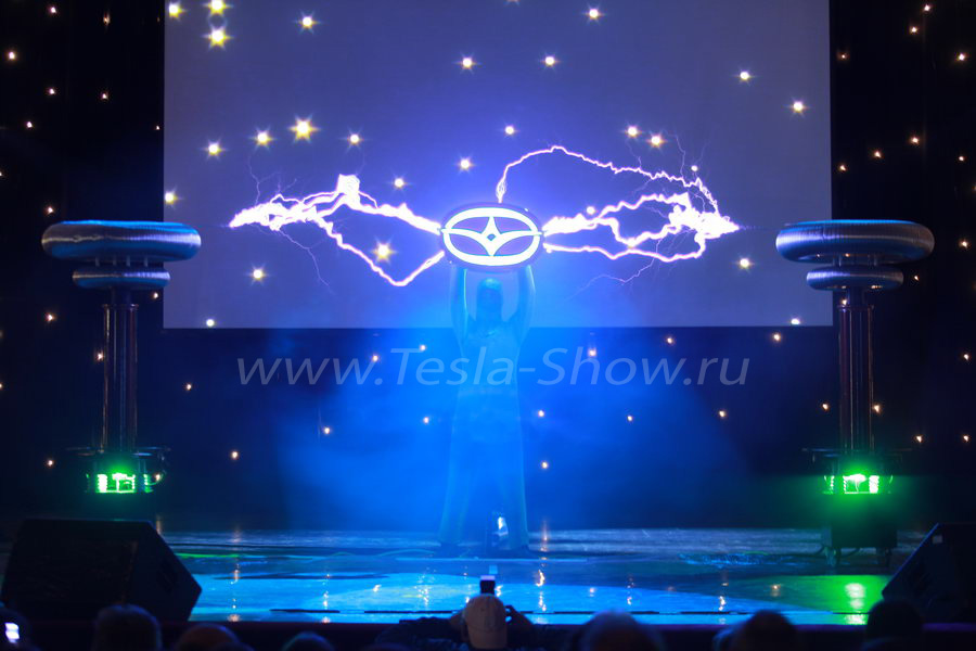 Электрическое Тесла Шоу с логотипом компании