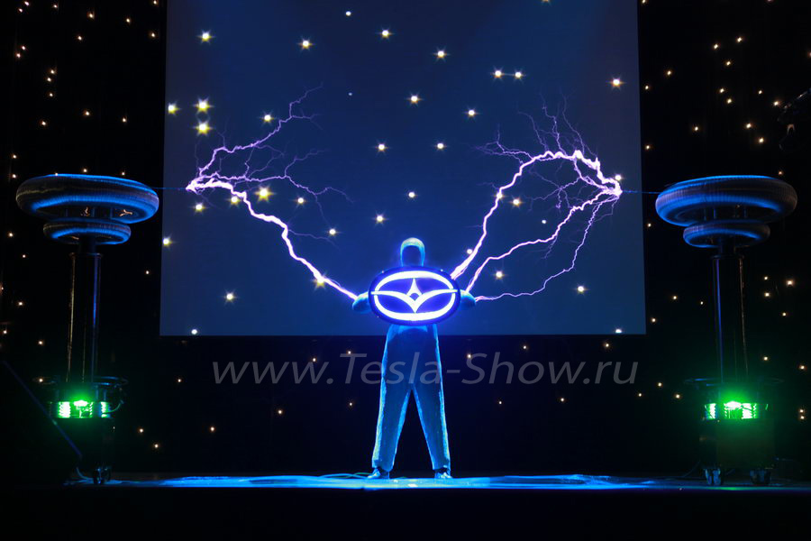 Электрическое Тесла Шоу с логотипом компании